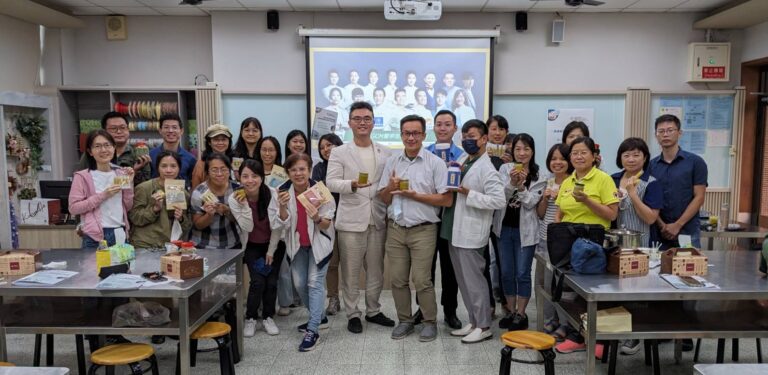 GCM上醫預防醫學發展協會副理事長黃子彥醫師(左)、秘書長蔡旻堅(中)、公關長狄錦熙(右)、總幹事蕭誠緯(右後)與興大附農教師合影