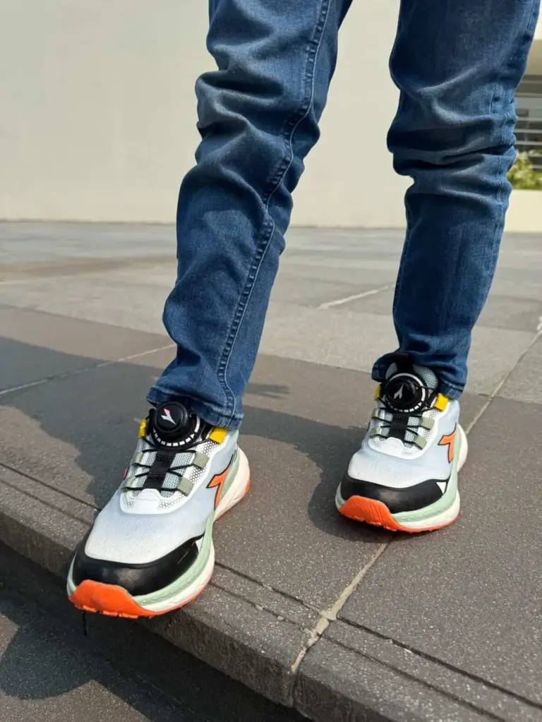 Diadora Bee Shadow 中童跑鞋旋鈕快扣與穿著情境